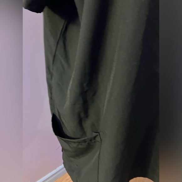 NWOT black scrub top size L - Picture 3 of 6